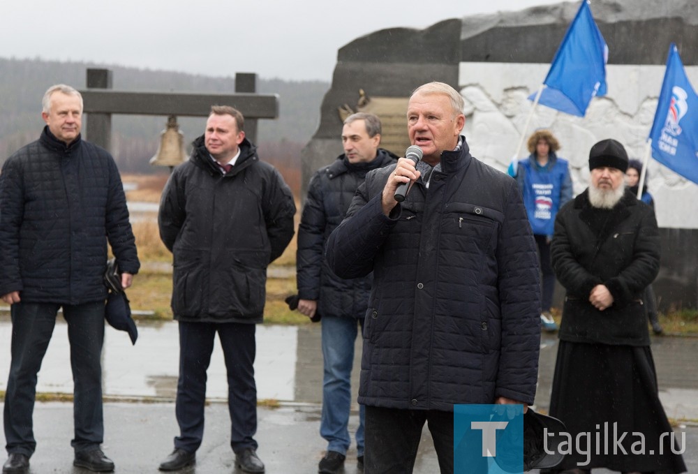 Владислав Пинаев открыл митинг в деревне Усть-Утка , посвященный Дню народного единства