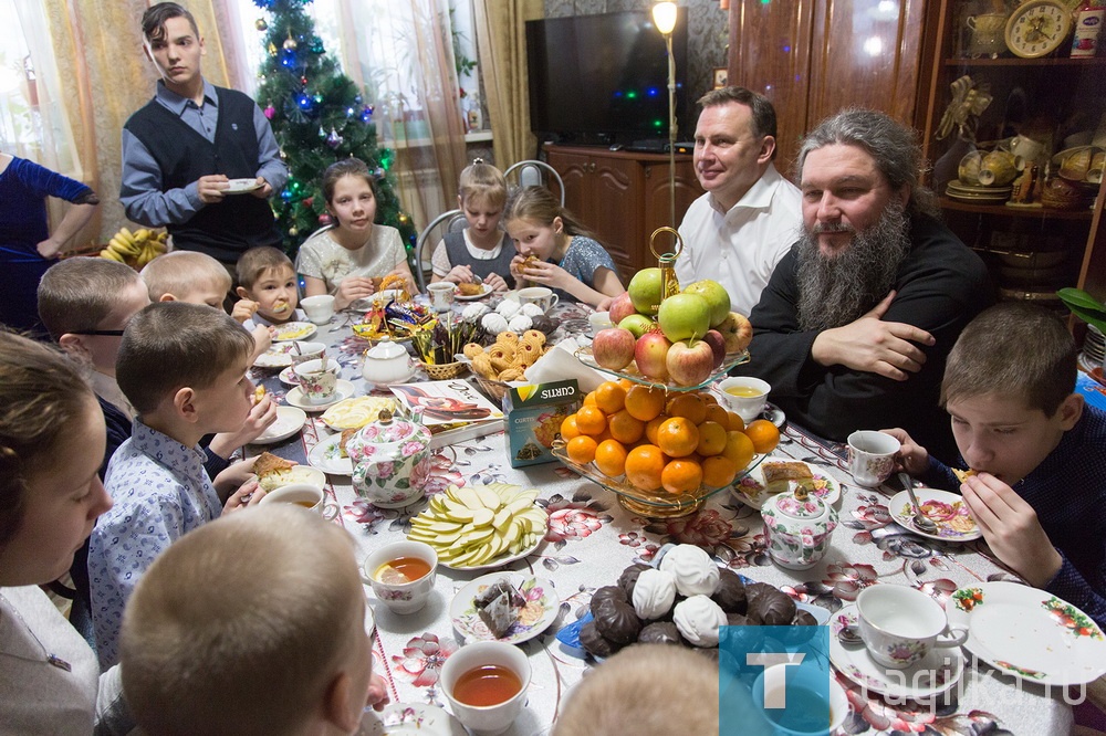 Владислав Пинаев поздравил с Новым годом и Рождеством детей из приемных семей