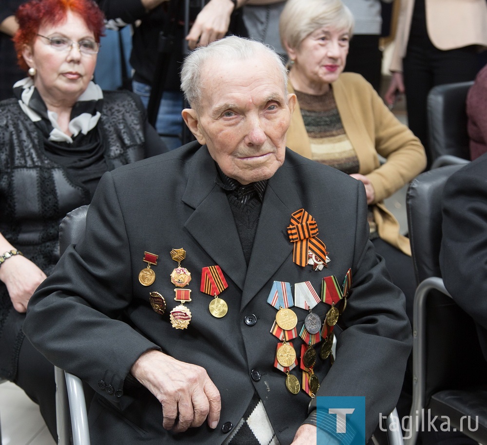 Среди награжденных – Иван Петрович Вдовенко. В этом году отметит свое 99-летие. В 1941 году его призвали на фронт, воевал на втором Украинском фронте в звании рядового. После войны вернулся в Нижний Тагил и устроился на Уралвагонзавод наладчиком цеха 380, где проработал 51 год до выхода на пенсию. Награжден орденом Отечественной войны второй степени, медалями «За отвагу», «Георгий Жуков» и многими другими наградами.