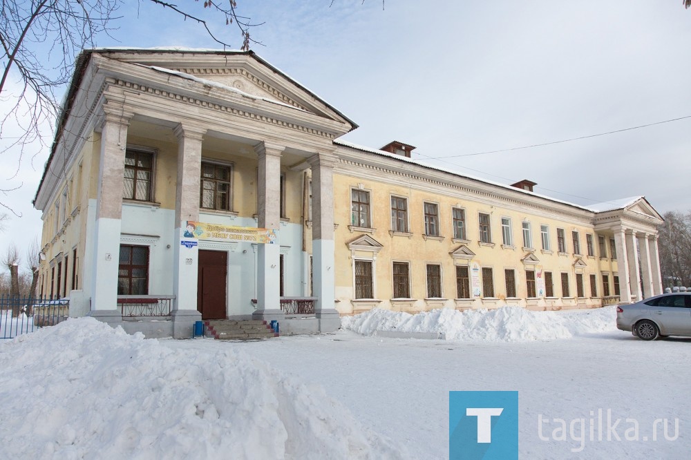 Заместитель главы администрации города по социальной политике Валерий Суров провел совещание по вопросу проведения капитального ремонта школы № 72, а также обсудил с руководителями профильных управлений задачи по ремонтам образовательных учреждений, запланированным на 2019 год.