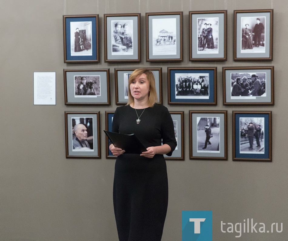 В небольшом зале представлена только часть музейной коллекции: пластиночные, пленочные и цифровые аппараты, документы, портреты. Рядом с витринами авторы выставки, научные сотрудники Кристи на Михеева и Дарья Симонова, попытались воссоздать уголок фотоателье XIX века и прилавок советского магазина, в котором «чудо техники» можно было купить за 16 рублей.