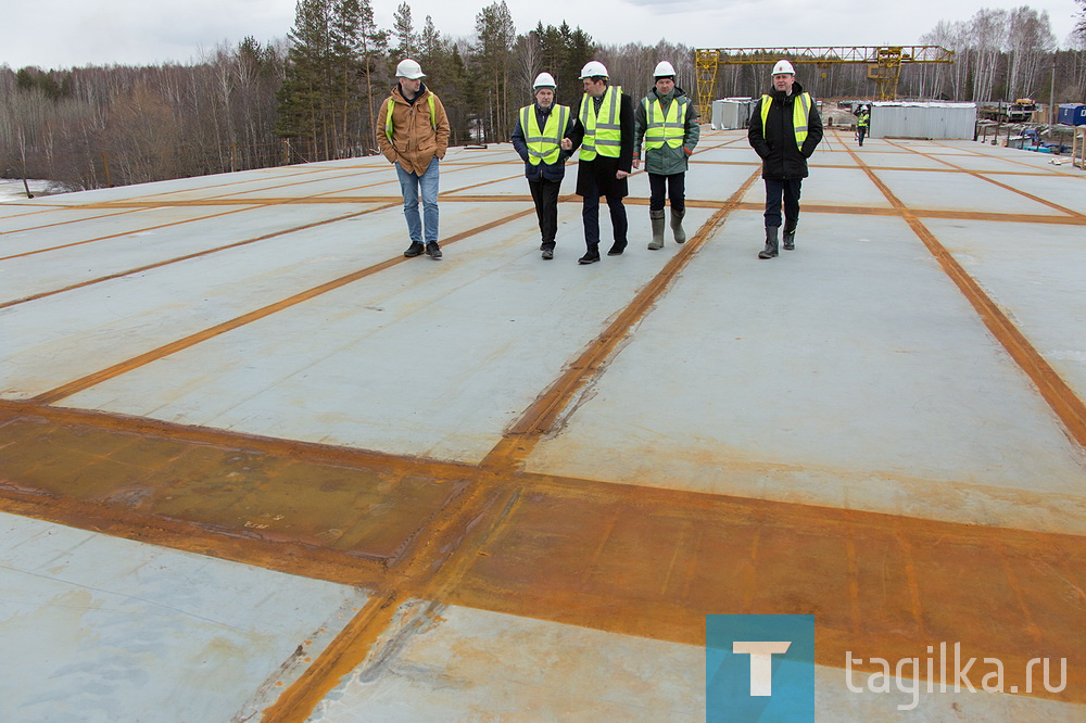 Также на мостовом переходе заканчиваются работы на третьей опоре. Рабочие уже извлекают шпунт. Первая опора засыпается дренажным грунтом. На пятой опоре идет подготовка к устройству шпунтового ящика. Формируется заезд на будущий железнодорожный путепровод и ведется его строительство. Завершаются работы на опорах путепровода через Свердловское шоссе.