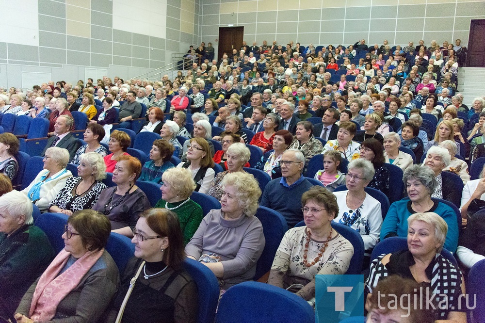 Сегодня в городском Дворце молодежи прошло торжественное собрание, посвященное Дню пожилых людей. В зале собрались те, кто своим многолетним трудом, активной общественной деятельностью приумножал и приумножает славу нашего города.

Глава города Владислав Пинаев и председатель Нижнетагильской городской Думы Вадим Раудштейн наградили знаком «Почетный ветеран города Нижний Тагил» пятерых тагильчан – Людмилу Борисовну Абрамову, Михаила Алексеевича Князева, Надежду Васильевну Комарову, Валерия Павловича Овчинникова и Александру Федоровну Подобед.

Владислав Юрьевич и Вадим Анатольевич поблагодарили ветеранов за труд и верность родному городу, пожелали здоровья и благополучия.

В концертной программе приняли участие творческие коллективы городского Дворца молодежи.

Елена Радченко
Фото Сергея Казанцева