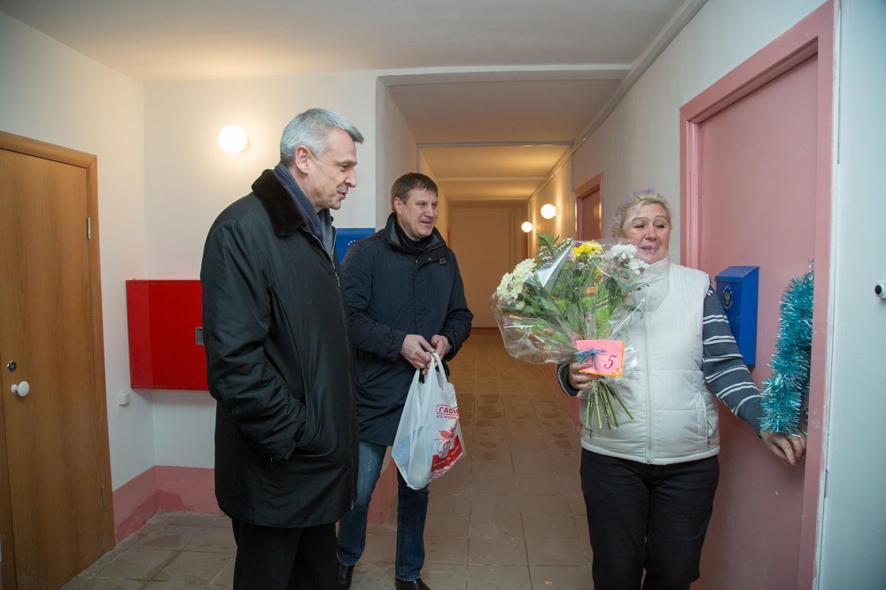 Новоселье на улице Булата Окуджавы
С новой квартирой Аллу Глушкову поздравил глава города Сергей Носов. 