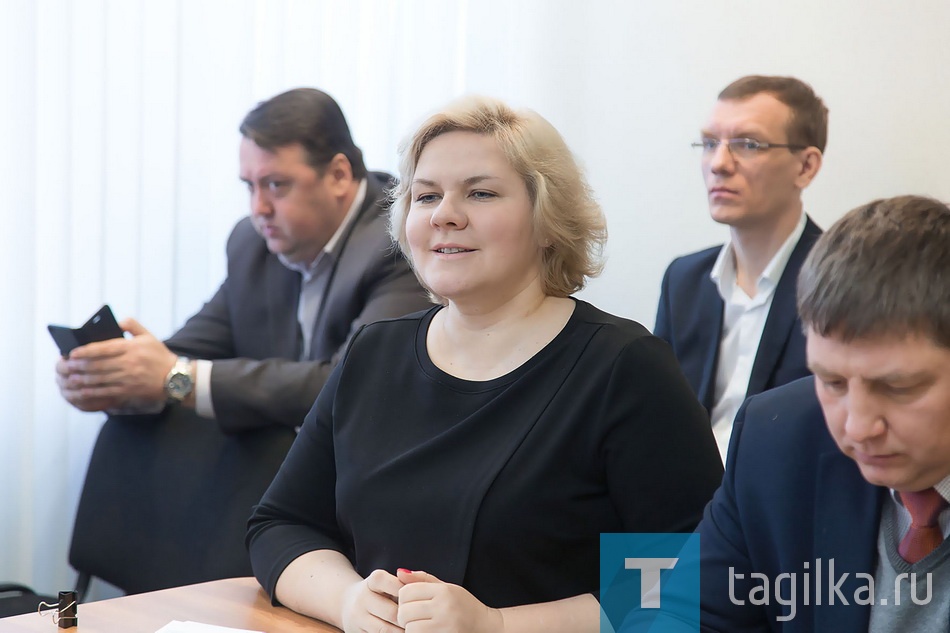 О целесообразности затрат на техническое обновление МУП «Тагильский трамвай».
Ситуацию прокомментировал парламентариям заместитель главы по городскому хозяйству и строительству Константин Захаров:
- Надо быть последовательными. Уже не первый год в Нижнем Тагиле действует программа развития пассажирского транспорта. МУП «Тагильский трамвай» – единственный муниципальный общественный перевозчик, который работает с 6 часов утра до полуночи. Его услугами пользуются сотни тысяч тагильчан. 
За последнее время многое в работе трамваев удалось улучшить. К примеру, полностью отремонтировать тяговую подстанцию. Планируем привести в надлежащий вид остановочные комплексы в 2017 –18 годах.
Но надо понимать, что старые вагоны сведут на «нет» все усилия по модернизации предприятия. Даже при покупке еще тридцати вагонов в 2017 году, останется потребность в 40-50. Только при таком подвижном составе удастся снизить энергозатраты. Это очень важно для экономики города.
Почему не стоит откладывать покупку трамваев, каким бы сложным не был бюджет, объяснила народным избранникам и заместитель главы по финансово-экономической политике Евгения Черемных:
- Это обусловлено тем, что в 2016 году правительство РФ предоставляет российским производителям трамваев и троллейбусов субсидии. Таким образом, появляется возможность приобрести трамваи не за полную стоимость, а с учетом доплаты за каждый вагон от государства в размере восьми миллионов рублей. В результате, они продаются не по 18 миллионов рублей, а по 10 миллионов. Далее подобных скидок не предусмотрено. Однозначно, город не сможет закупать вагоны по начальной стоимости от 25 миллионов рублей, именно такие цены вначале предлагали нам поставщики.
