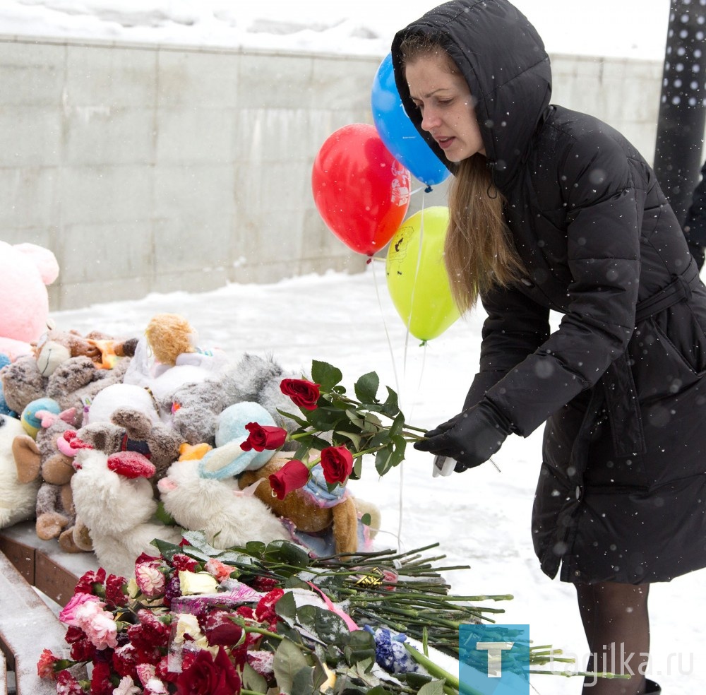 Екатерина приехала к мемориалу с Вагонки:

- Невозможно остаться равнодушным, когда происходят такие трагедии. Я тоже мама, и пропустила все это через себя. Очень страшно.