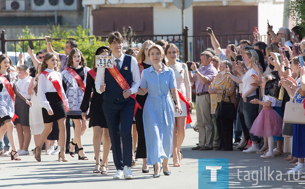 «Последний звонок» прозвучал сегодня для 1559 учащихся 11-х классов и для 3648 девятиклассников Нижнего Тагила. Экзаменационная кампания для одиннадцатиклассников начнется 31 мая, а девятиклассники начнут сдавать экзамены 24 мая. Завершится этот сложный марафон для школьников в конце июня. Министерство образования и молодежной политики Свердловской области рекомендовало провести выпускные вечера для 11 классов - 1 июля, а праздник для учащихся девятых классов, решивших окончить основное общее образование, организовать 23 июня. Напомним, что выпускные вечера для детей проводятся на усмотрение родителей вне стен образовательных учреждений.