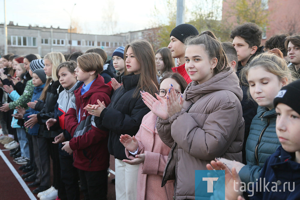 В 13-й школе сегодня торжественно открылась новая спортивная площадка