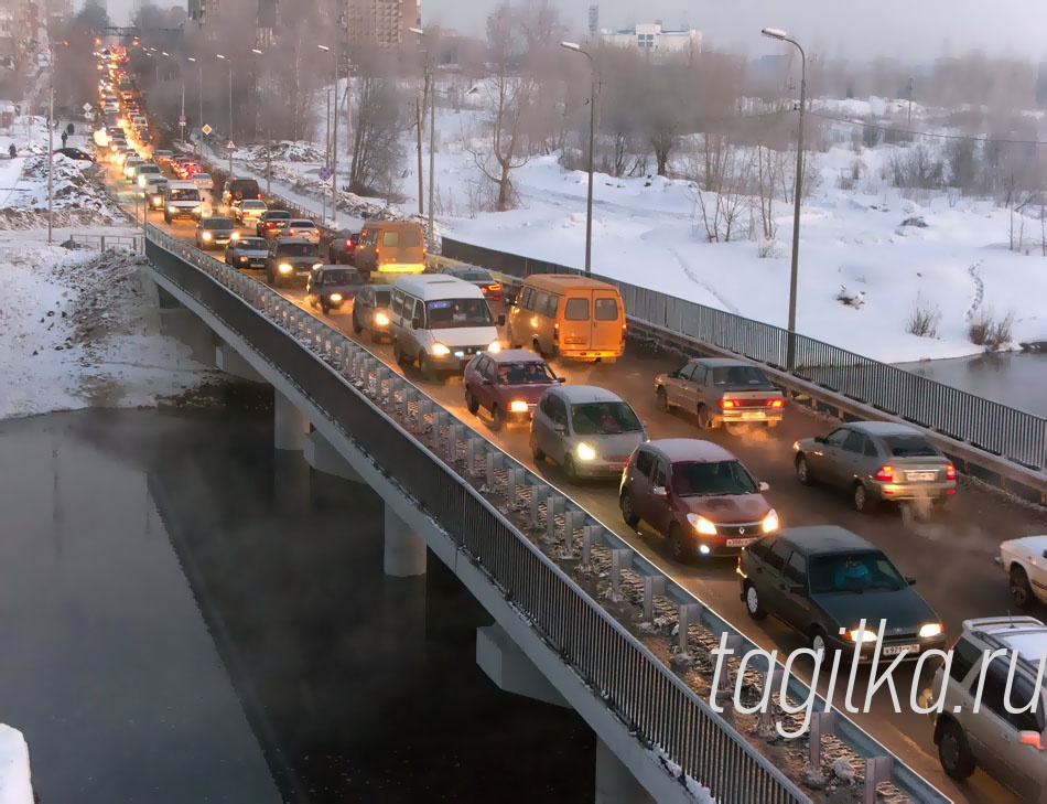 Привыкаем ездить по новому.

В утренний час пик улица Красноармейская была забита под за-
вязку. Машины медленно двигались сплошным потоком. По словам
наших читателей, многие, не выдержав, выходили из маршруток,
справедливо рассудив, что пешком будет быстрее. 