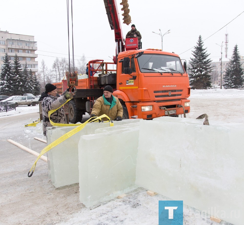 На Театральной площади выгружают ледовые плиты.