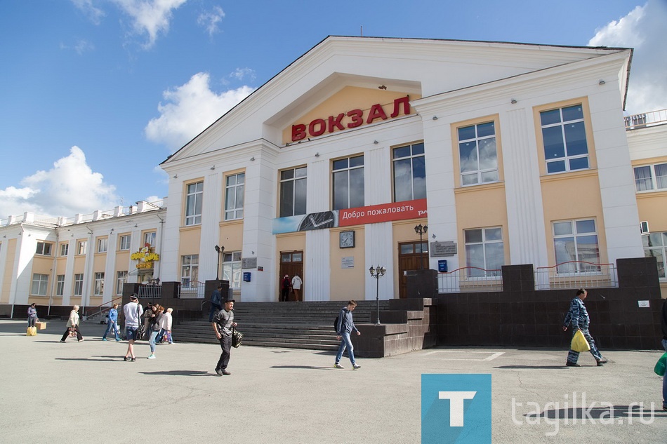 Масштабный ремонт ведется в центральной части здания. Холл одет в леса, а в помещении пригородных касс идет укладка напольных плит, установка сидений. Ремонтные работы коснутся цоколя, где расположен подземный переход, и второго этажа.