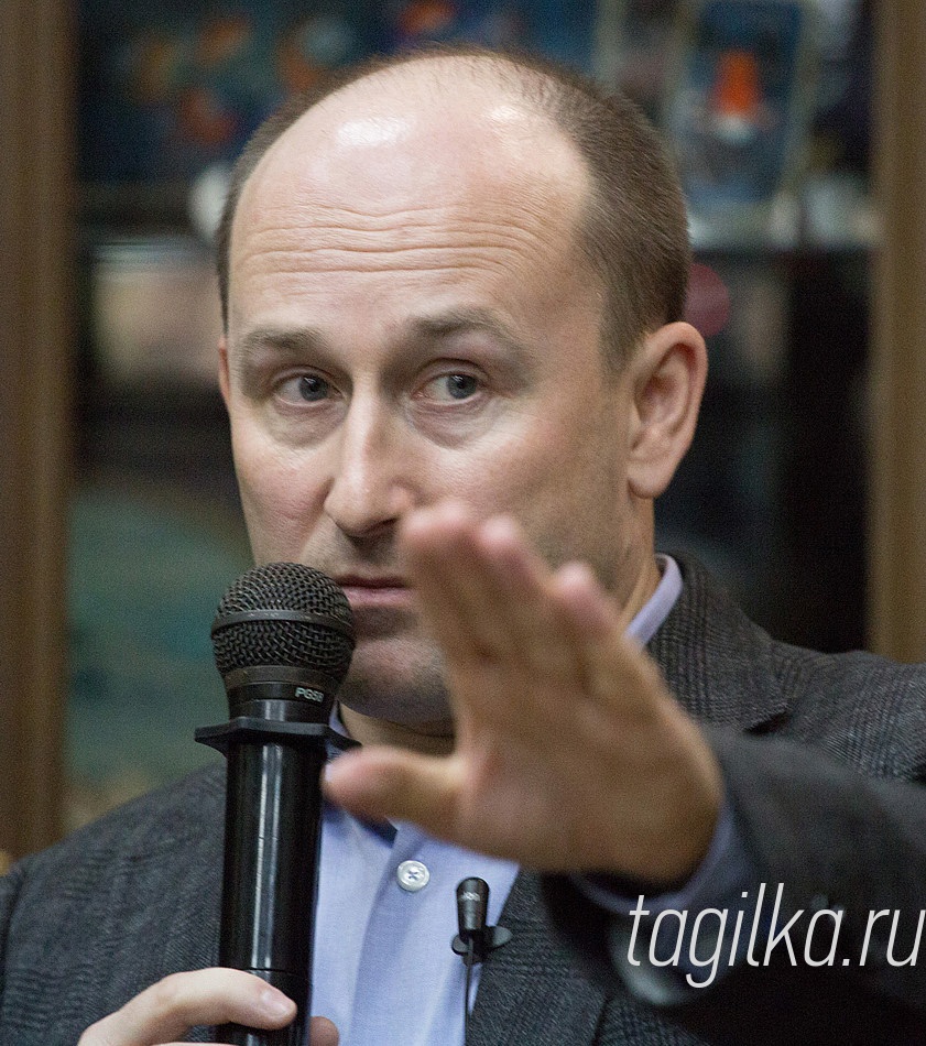 Николай Стариков в Нижнем Тагиле.

Николай Стариков общается с читателями в зале  магазина «Тагил-книга».  

Текст Ирины Петровой.