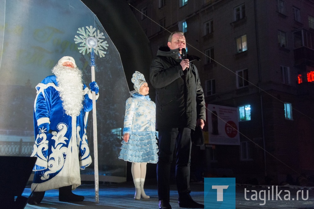 Главная елка города зажгла свои огни!

Поздравляя тагильчан с новогодними праздниками, Владислав Пинаев подчеркнул, что тема космоса была выбрана не случайно, так как Россия является ведущей космической державой.