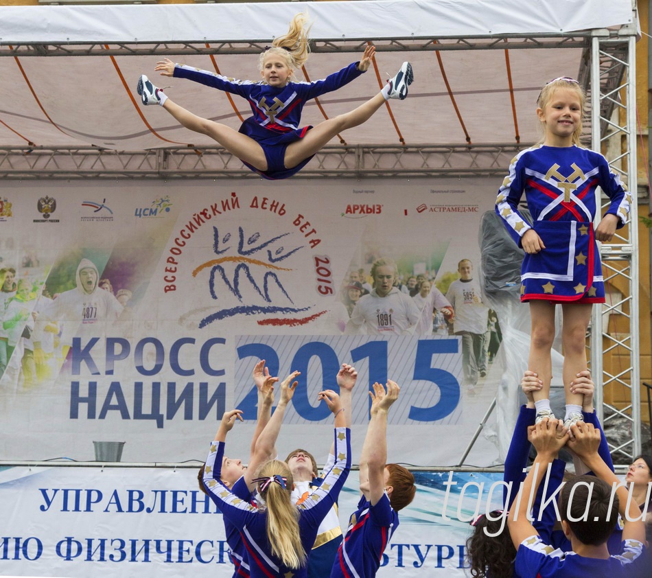 КРОСС НАЦИИ

«Кросс Нации» стал настоящим спортивным праздником. На площадке у историко-краеведческого музея была организована сцена. Показательные выступления продемонстрировали гимнастки, тхэквондисты, баскетболисты и волейболистки

Текст  Анастасии Васильевой