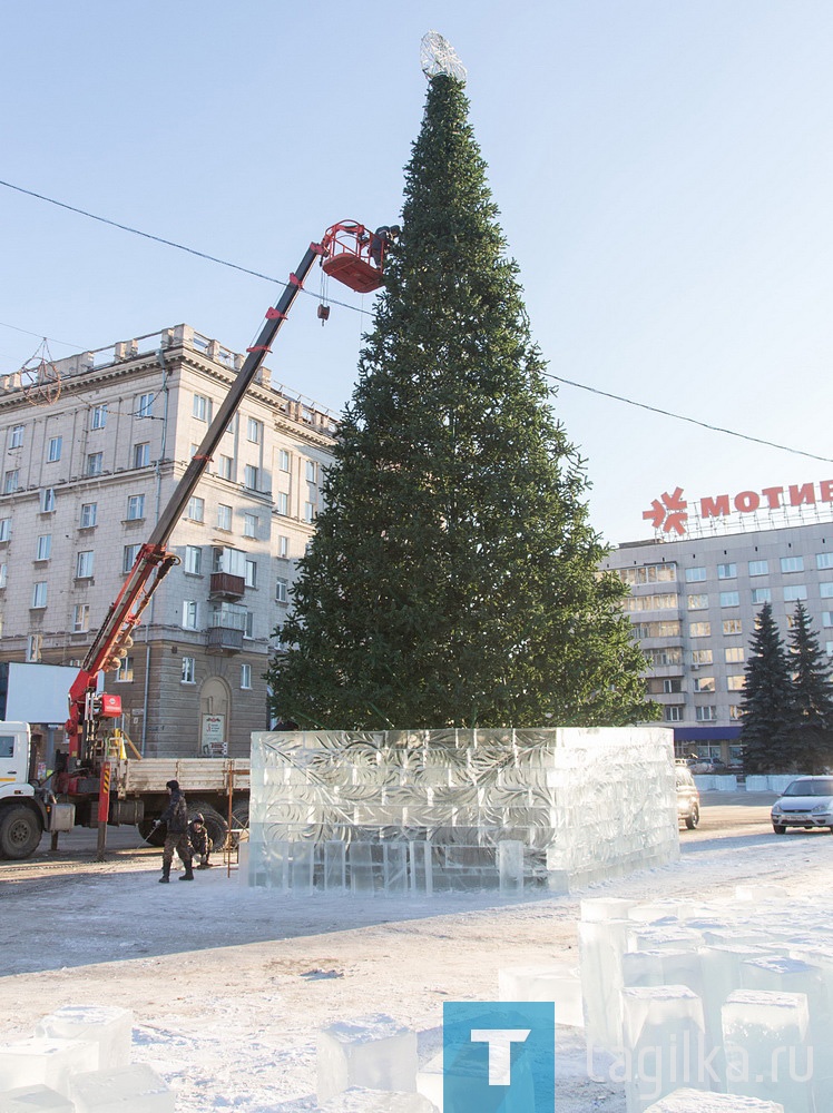 На Театральной площади идет строительство ледового городка