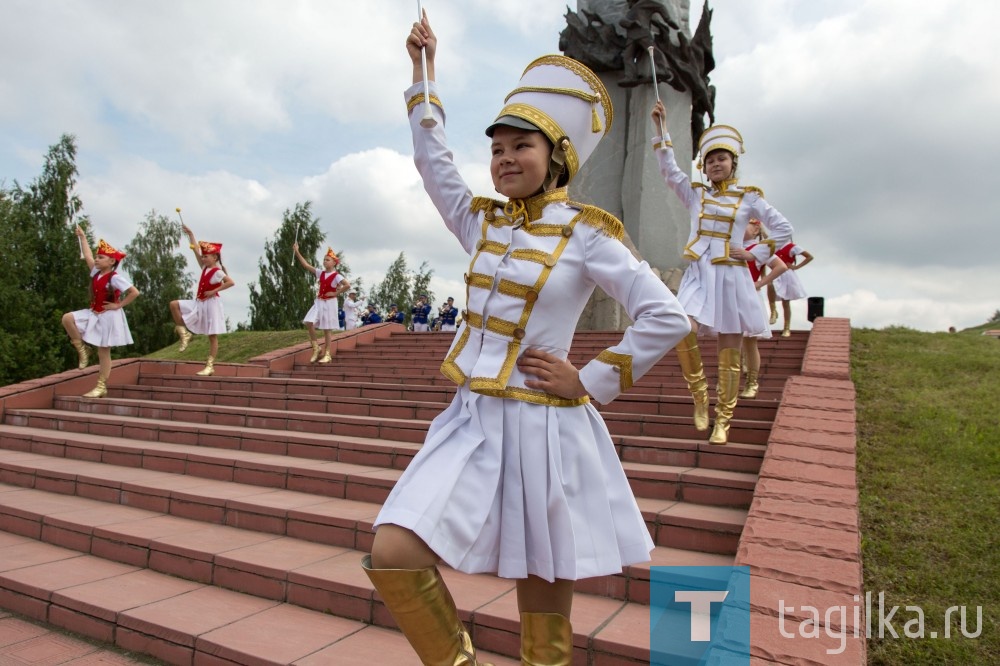 Благодарные потомки и ветераны -  металлурги принесли цветы к мемориалу