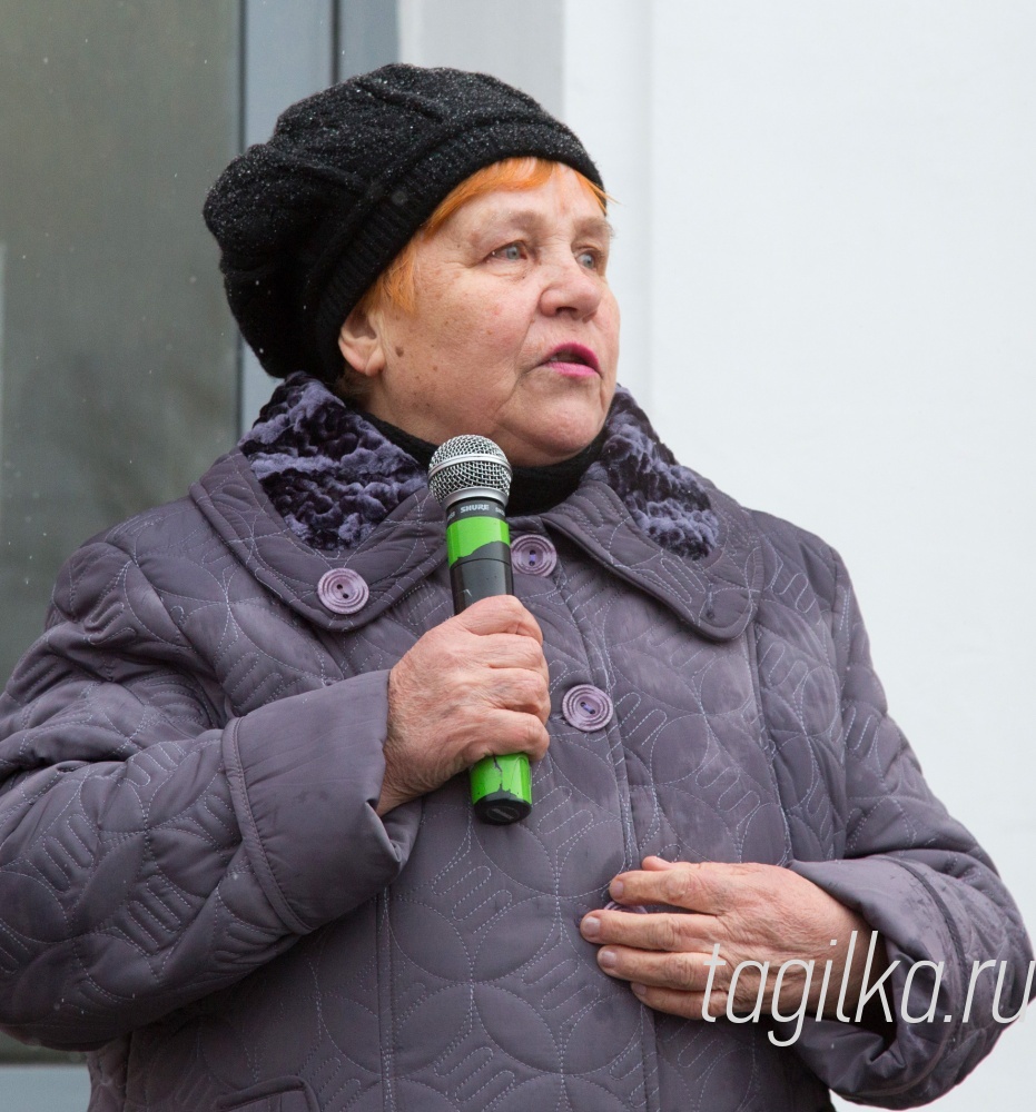 Открытие мемориальных досок на Комсомольской проходной НТМК

 Работников в Нижнем Тагиле встречала бывшая заведующая орготделом Нижнетагильского горкома ВЛКСМ,комсорг областного штаба Всесоюзной ударной комсомольской стройки доменной печи
№6 Зинаида Савицкая. 