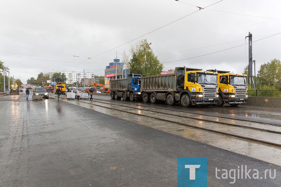 Четыре многотонных грузовика одновременно въехали сегодня на мост на улице Фрунзе. Каждая машина – с полезной нагрузкой в 60 тонн. Автомобили вставали в центр каждого пролета моста, после чего нивелиром снимались показания: насколько провисает мост в данном месте под нагрузкой в 240 тонн. Максимальное отклонение должно было быть не более 17 мм. После проведения расчетов специалисты определят, сможет ли мост принять нагрузку, заложенную в проекте.