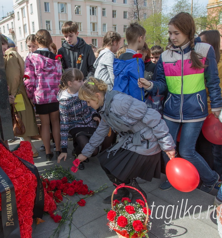 Митинг у памятника тагильчанам -Героям Советского Союза