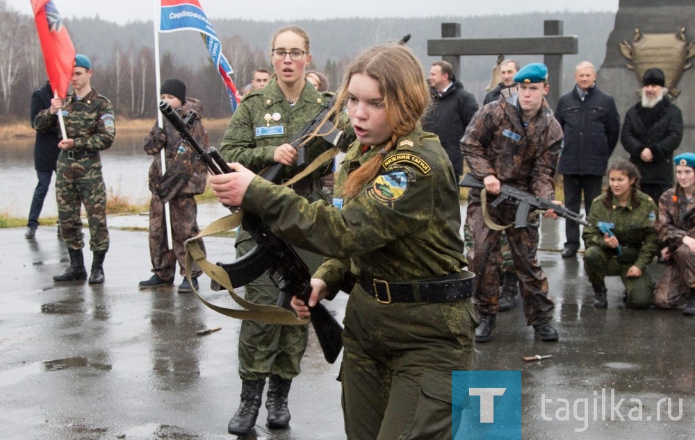 Владислав Пинаев открыл митинг в деревне Усть-Утка , посвященный Дню народного единства