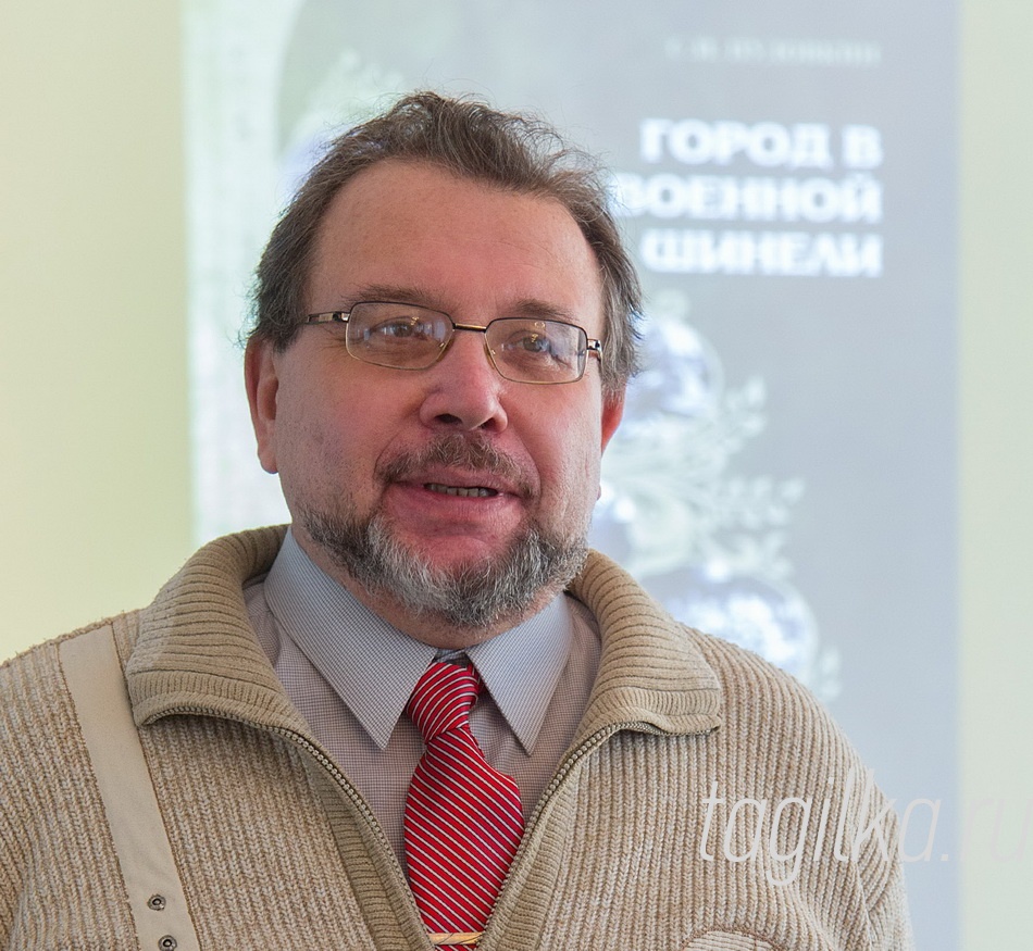 «Город в военной шинели».

- За годы работы учите-
лем я увидел, как много «бе-
лых пятен» в нашей истории,
– пояснил Сергей Пудовкин. -
Не изучен период Первой ми-
ровой войны, требует особо-
го внимания гражданская, а о
людях, воевавших на фронтах
Великой Отечественной, мож-
но написать сто томов.
