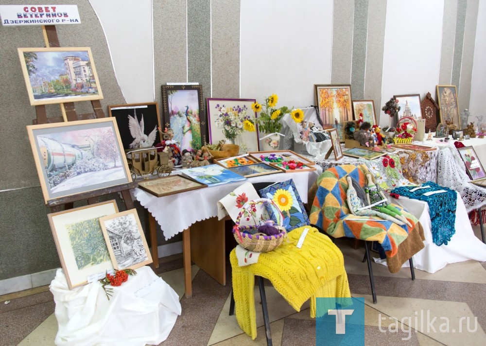 Состоялось городское торжественное собрание, посвященное Международному дню пожилых людей.

Приглашение на праздник получили около 500 тагильчанин.

В соответствии с решением Нижнетагильской городской Думы от 9 августа 2018 года № 41-П звание «Почетный ветеран города Нижний Тагил» в 2018 году присвоено пятерым тагильчанам. Владислав Пинаев вручил сегодня знаки отличия Милиссе Гонтарь, Галине Копыловой, Нинель Соколовой, Анне Столбовой и Ефиму Ширинкину. Награды вручил временно исполняющий полномочия главы города, первый заместитель главы администрации города Владислав Пинаев.

Также в рамках мероприятия были награждены победитель и призеры 9-го городского фестиваля творчества и спорта ветеранов и пенсионеров «Салют победы». Почетное третье место занял совет ветеранов Тагилстроевского района. Грамота за второе место вручена совету ветеранов Дзержинского района. Первым на фестивале стал совет ветеранов Ленинского района. Ему вручен кубок победителя девятого городского фестиваля «Салют Победы», сообщает пресс-служба администрации города.

Елена Радченко
Фото Сергея Казанцева