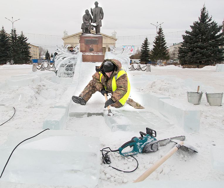 <p>Для строительства городка заготовлена тысяча кубометров льда. Из него возведут 25 различных объектов. Для детей построят несколько горок – маленьких и побольше, а также крепость с тремя скатами.</p>

