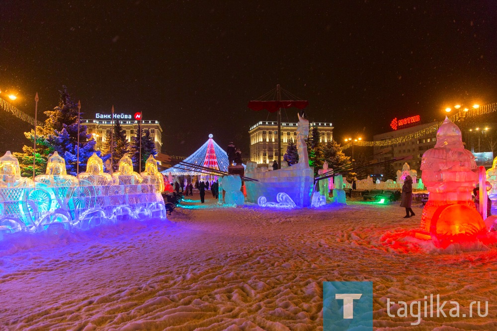 В центре Нижнего Тагила зажглась главная елка