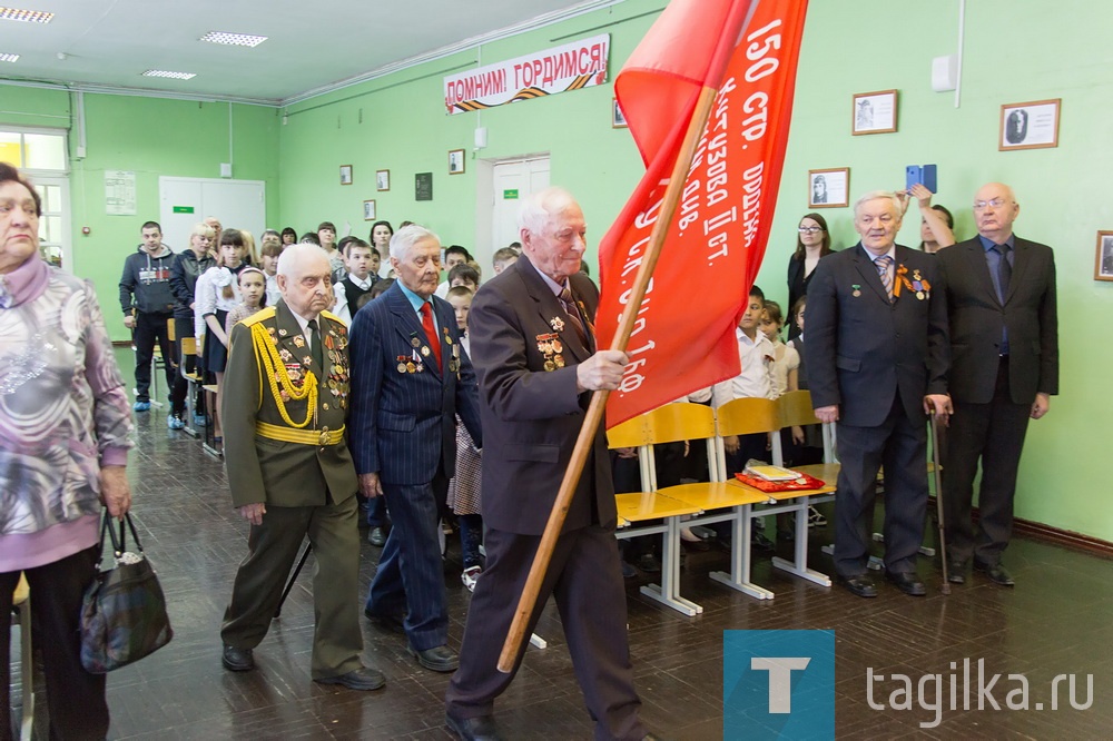 Знаменосцы – ветераны Великой Отечественной войны Александр Васильевич Федин, Василий Дорофеевич Михайлов и председатель совета ветеранов Ленинского района Анатолий Кузьмич Комаров.

- Все дальше и дальше от нас тот день, в который наши ветераны завоевали Победу. Все меньше и меньше их становится в живых. Вы только представьте, еще 20 лет назад только в Ленинском районе проживало около 5 000 ветеранов, а сегодня их на весь город осталось восемь десятков, - рассказывает Анатолий Кузьмич Комаров. - Поэтому мы должны всегда помнить и чтить их подвиг. За ту Победу была заплачена страшная цена, погибло более 26 миллионов человек. Подсчитано, если каждого погибшего воина почитать минутой молчания, то на это понадобится 32 года. Только представьте себе эту цифру.