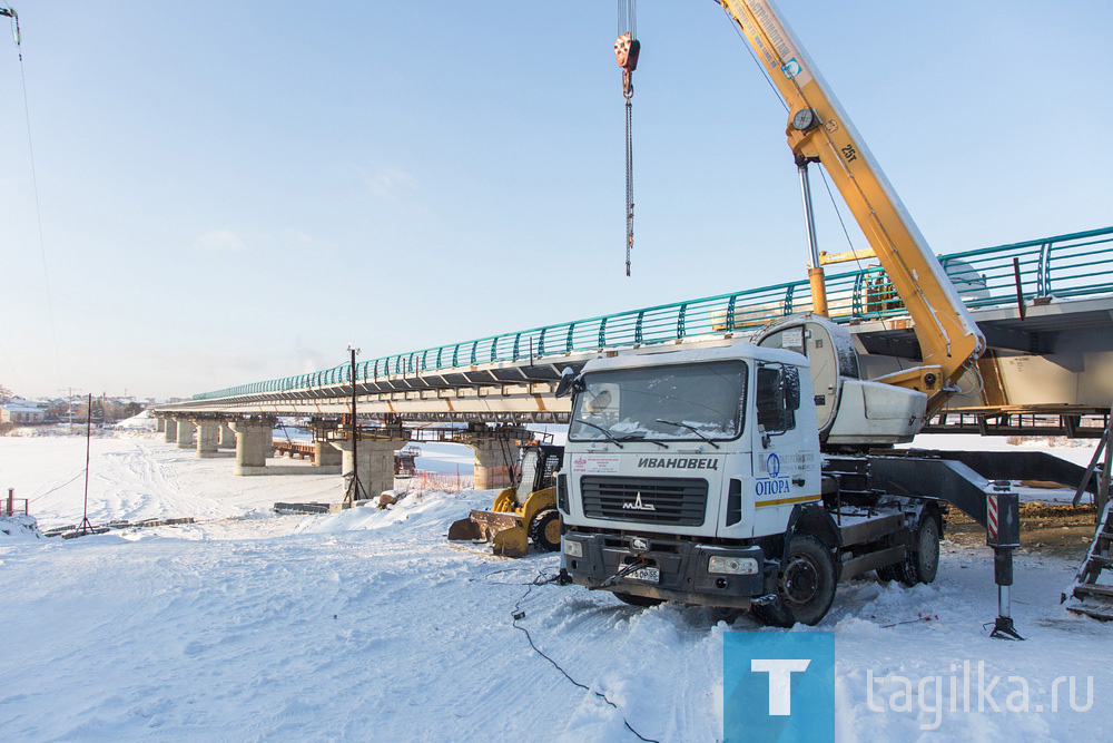 Новый мост соединил два берега Тагильского пруда