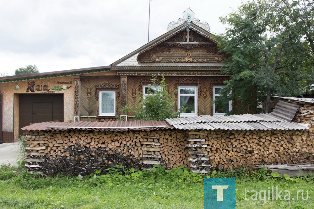 Частный дом Валентина Георгиевича Тамбовцева способен поразить любого прохожего. В 90 лет Валентин Георгиевич отказывается сидеть сложа руки и украшает свое жилище резными фигурами из дерева и узорами. Архитектурный ансамбль находит свое продолжение и внутри – идет обустройство прихожей, на полках и стенах размещены выполненные владельцем дома фигурки, статуэтки и другие изделия.