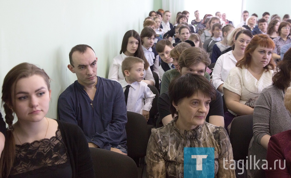  Песенный конкурс "Виноградная косточка".

В нем приняли участие около сотни юных тагильчан из 28 образовательных учреждений. Певцы, музыканты, чтецы выступали в четырех аудиториях при разных составах жюри, чтобы фестиваль не затянулся до позднего вечера. 
