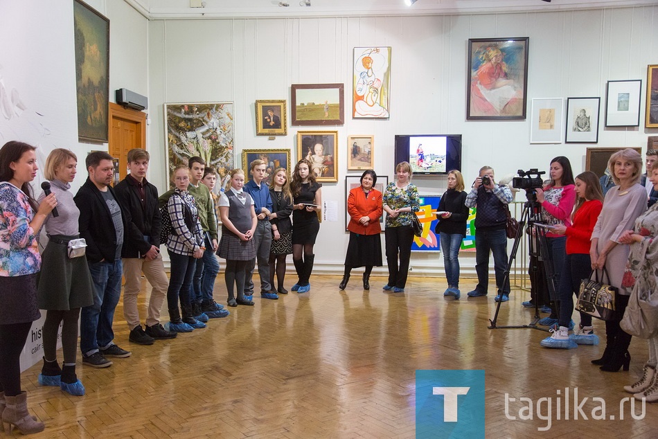 В «Русском зале» Нижнетагильского музея изобразительных искусств поселились фантастические монстры. Рядом с живописными шедевра-
ми прошлых веков, признанными классикой, заняли свои места
скульптурные объекты из папье-маше, разноцветного скотча, пластика, созданные уральской детворой. Выставка «Я – художник!», организованная Государственным центром современного искусства из Екатеринбурга, стала одним из самых обсуждаемых культурных событий конца октября.