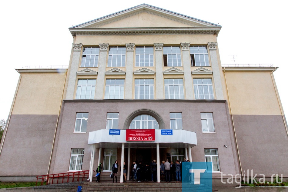 Сегодня депутаты Нижнего Тагила, представители мэрии и журналисты побывали в школьных классах, на спортплощадках, а также - на рабочих местах библиотекарей и регистраторов городской поликлиники: участники думской комиссии по социальной политике провели объезд учреждений образования и здравоохранения.   Предметом обсуждения стали проблемы ремонтов зданий школ и больниц, новшества в их работе. 

