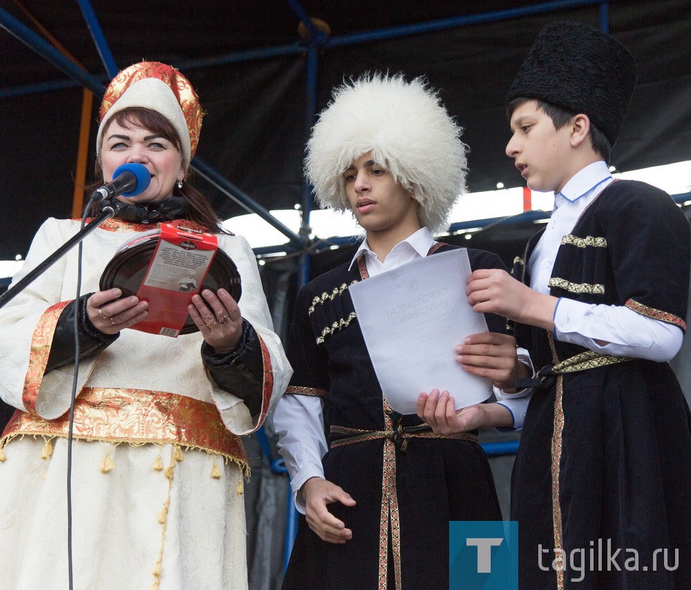 В парке «Народный» в выходные прошел III Этнографический фестиваль «Тагильский калейдоскоп». 

Как отметили сотрудники Центра развития туризма Нижнего Тагила, в фестивале приняли участие коллективы Свердловской области, которые представили традиции русских, украинцев, белорусов, татар, башкир, немцев, армян, азербайджанцев, сербов, таджиков, северных народов, грузинов, испанцев, китайцев, народов стран персидского залива. Также на фестивале широко была представлена исконная уральская культура.