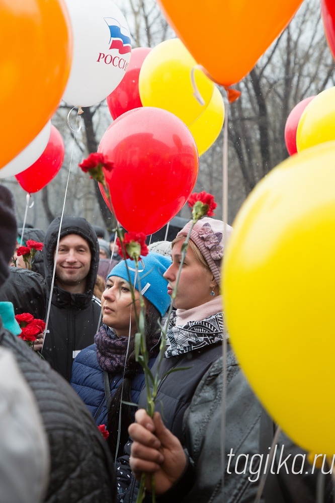 Открытие мемориальных досок на Комсомольской проходной НТМК