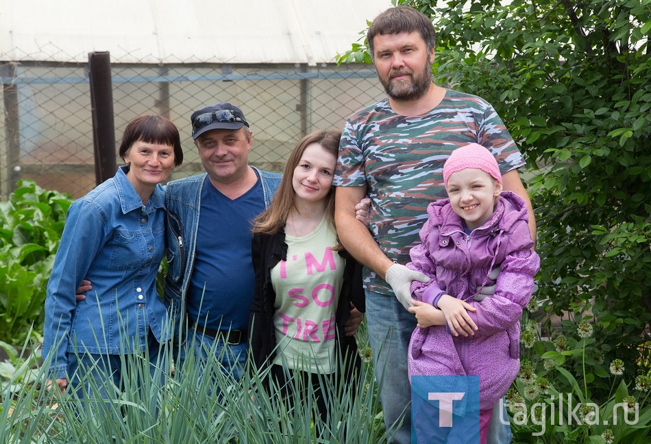 Участок играет яркими кра-
сками за счет обилия симпа-
тичных и простых в уходе много-
летних цветов - лилейники, ири-
сы, маки, аквилегии. С каждым
годом красивые бутоны теснят
грядки с овощами.
- Раньше ради живота выра-
щивали урожай, а сейчас боль-
ше красоты хочется, - говорит
Вячеслав. – Может быть, сил
стало меньше, после работы хо-
чется больше отдыхать. 

Ольга ПОЛЯКОВА.
ФОТО СЕРГЕЯ КАЗАНЦЕВА. 