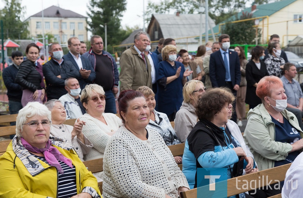 Министр ЖКХ Свердловской области принял участие в открытии спортивной площадки в Девятом поселке