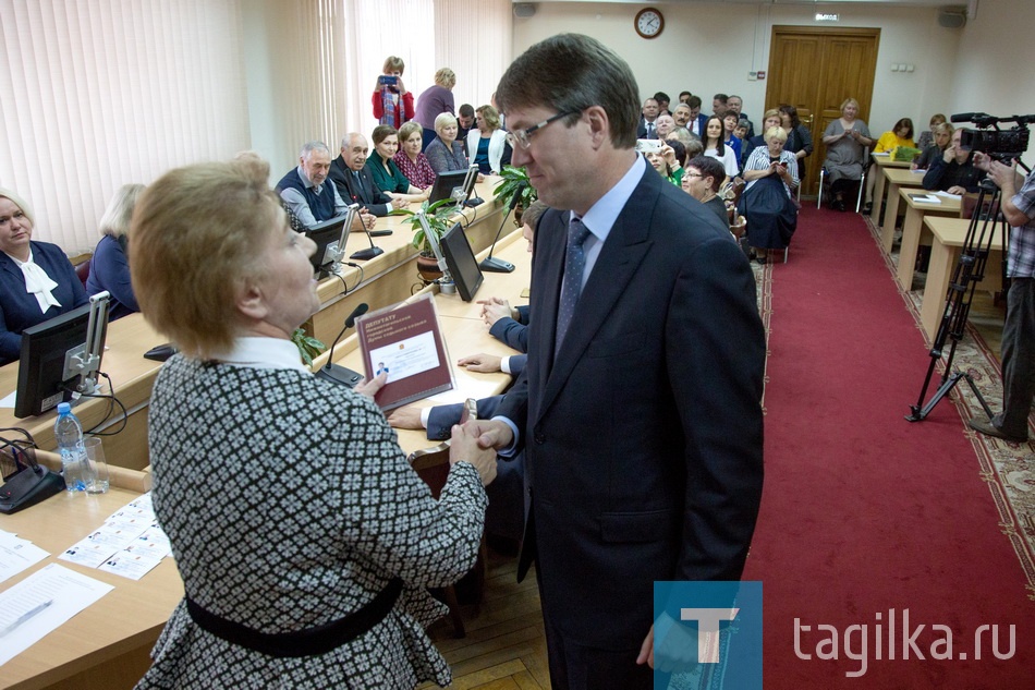 Вручение мандатов депутатам городской Думы города Нижнего Тагила