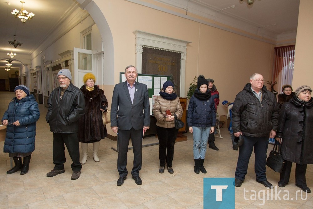 Тагильчане активно присоединились к общероссийскому единому дню голосования. Ещё до открытия участков перед дверями собирать желающие проголосовать первыми. Так на участке 2200 до 8 утра собрались около 20 избирателей. Много молодых.

Открылись все 157 участков, где с нетерпением ждут избирателей. Еще раз подчеркнем: самые первые из них пришли сразу же после того, как на участках прозвучал государственный гимн и был дан старт голосованию. Они уже находятся в кабинках для заполнения бюллетеней.
