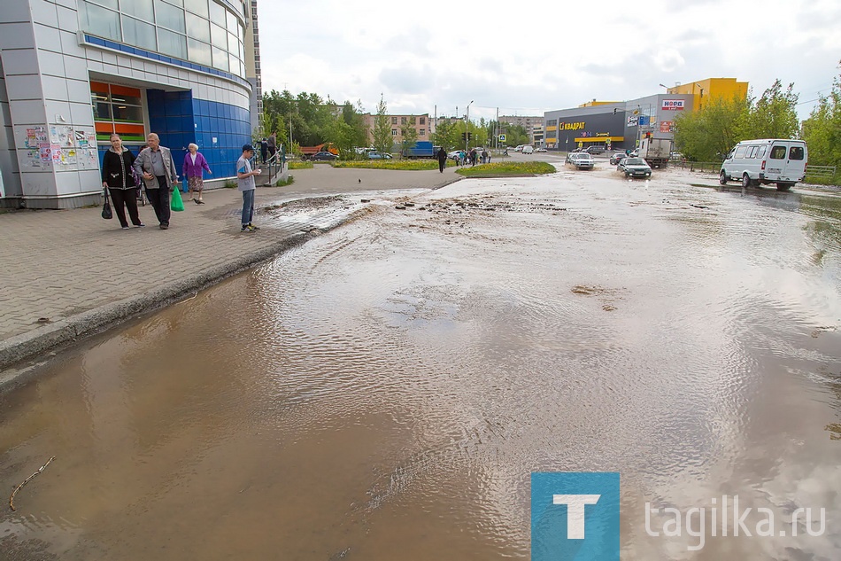 Поток хлынул по Пархоменко в сторону Городского дворца молодежи, затем начала заполнять улицу Серова. Затопило пешеходные переходы и тротуар.

Напор был таким мощным, что в нескольких местах вода разломала асфальт на проезжей части. Тротуарную плитку разбросало вокруг ямы. 

Заполнив Пархоменко, поток ушел в реку. Благодаря особенностям рельефа удалось избежать серьезных последствий