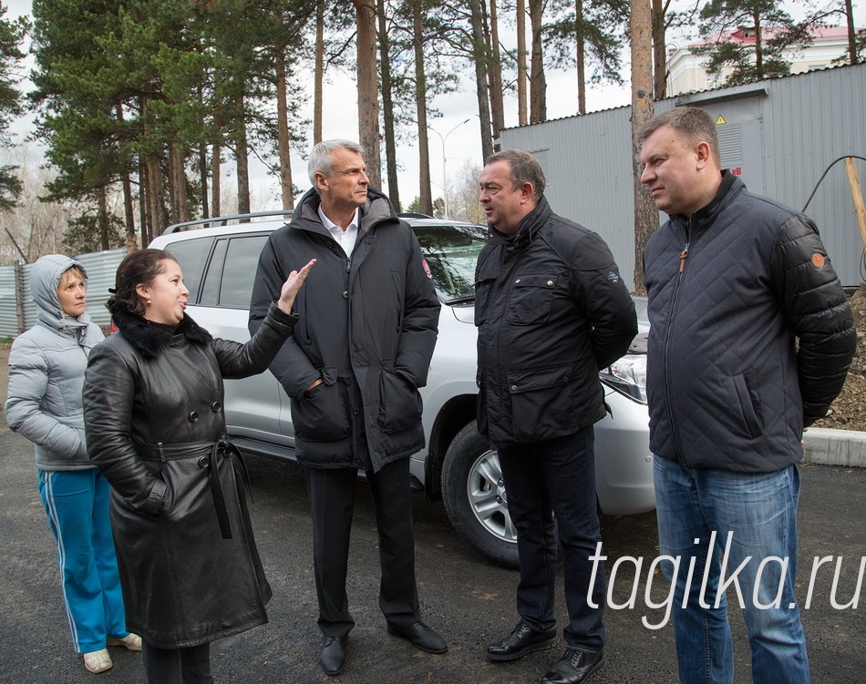 - Это одно из самых красивых мест в акватории Тагильского пруда, и по просьбе жителей было принято очень правильное решение: не уезжать отсюда далеко, построить здесь же дома взамен аварийных, – прокомментировал Сергей Носов. - Чтобы это осуществить, немало поработала вся администрация, в первую очередь - управление архитектуры. Сегодня я убедился, что подрядчик работает ответственно, старается выполнить заказ качественно. И, главное, контролеры, будущие хозяева жилья - они тут же, рядом. У нас есть все возможности отпраздновать новоселье во второй половине ноября.