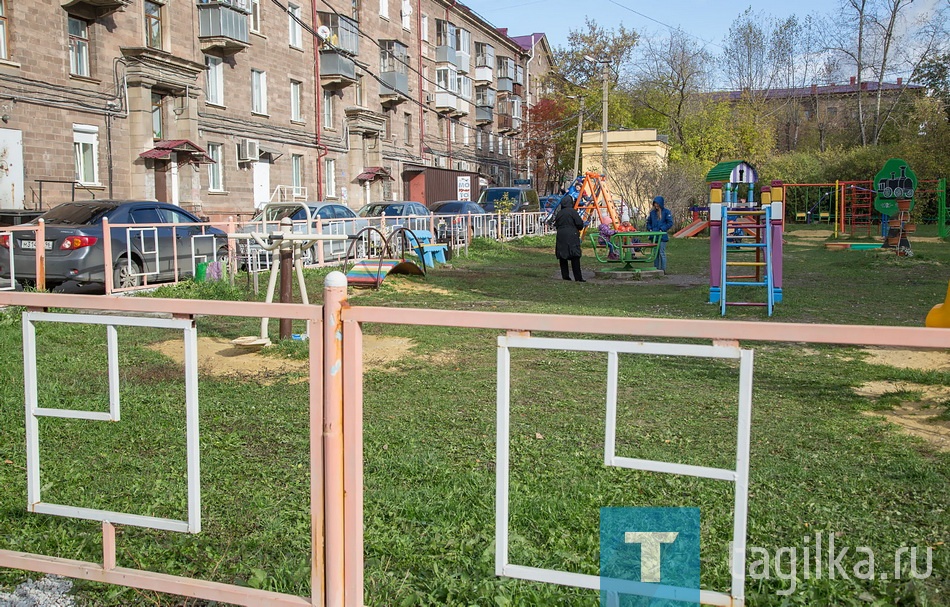 Стех пор коммунальный быт в доме пошел на лад - не зря многие жители отзываются о Карлине как о за­ мечательном человеке и рачительном хозяине. 
