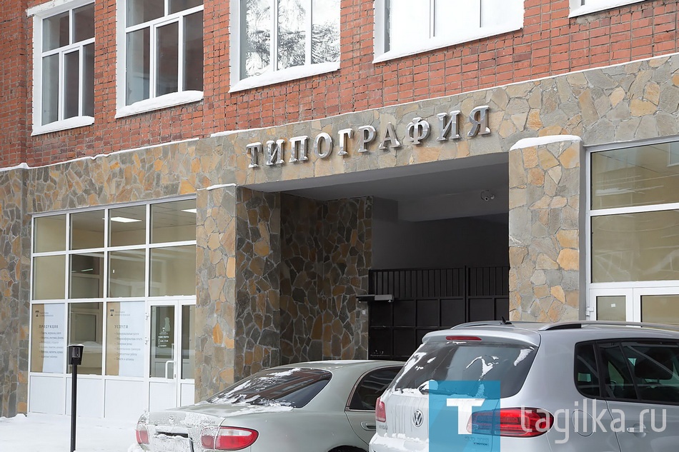 Основной деятельностью типографии остается печать газет. Почти треть объема газетного производства составляет «Тагильский рабочий». Кроме того, заказы приходят из Верхней Салды, Кушвы, Лесного. В советские годы типография работала на всю страну: печатала бланки, школьные дневники. Сырье в Нижний Тагил везли вагонами. В штате было более двухсот человек, работали в три смены. Мастер участка рабочего цеха Лариса Сохраннова вспоминает, что ей однажды пришлось встречать Новый год на рабочем месте, потому что даже 1 января должна была выйти свежая пресса. 