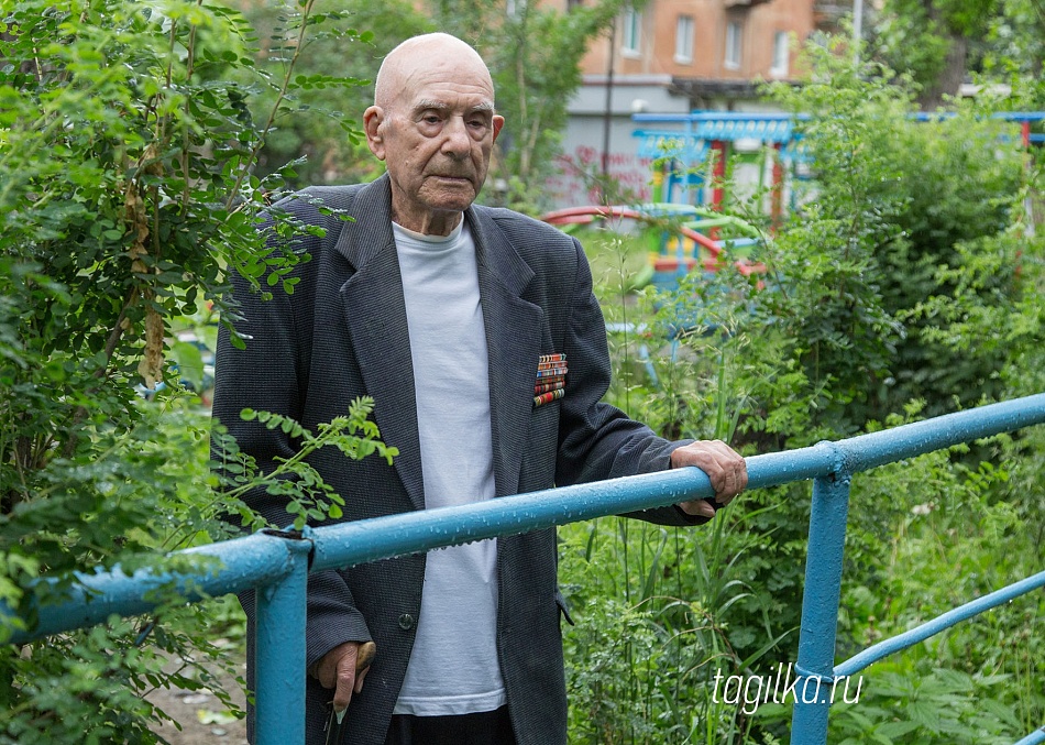 В Нижнем Тагиле ветерану УК перегородила путь к мусорным контейнерам