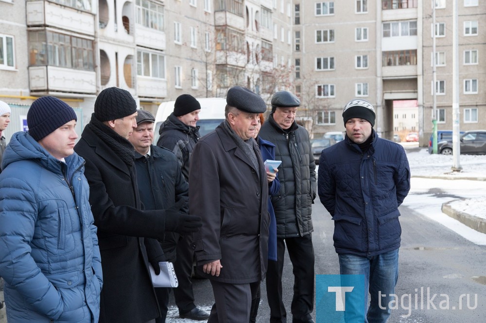 Депутаты осматривали дво-
ры, дома и подъезды, заби-
рались на чердак. Так прошло
первое выездное заседание об-
новленной думской комиссии по
городскому и жилищно-комму-
нальному хозяйству. 