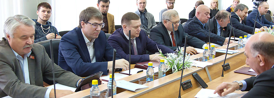 Депутаты не хотели, чтобы Владимир Радаев ушел из гордумы.