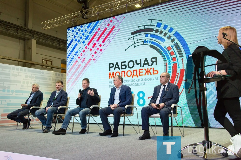После приветственных слов начался «Диалог на равных» - этот проект Росмолодежи предполагает свободное общение экспертов со студенческой и рабочей молодежью. На этот раз экспертами стали представители власти всех уровней – от федеральной до муниципальной. 

Каждое направление сформулировало вопрос по своей тематике. Участников форума интересовало развитие наставничества, определение актуальности проектов, грантовая поддержка инициатив рабочей молодежи, проблема вовлечение горожан в благоустройство дворов и других общественных территорий.