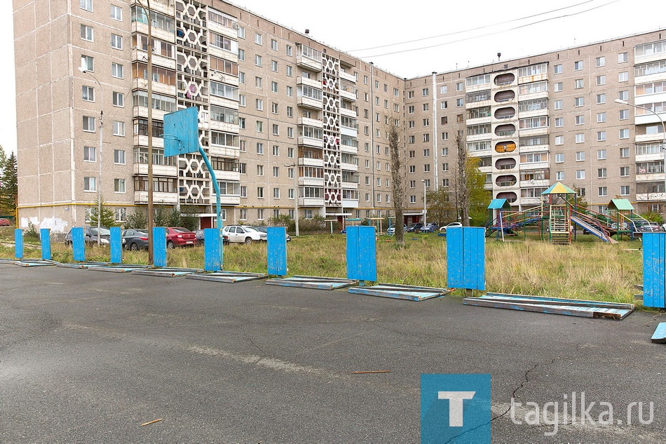 На улице Володарского началась реконструкция хоккейной коробки, которая стала одним из побе­дителей акции «Голосуй за свой каток!» космети­ческой компании NIVEA. Старый корт полностью снесут, на его месте за месяц вырас­тет современ­ный объект стоимостью более 3 млн. рублей.
