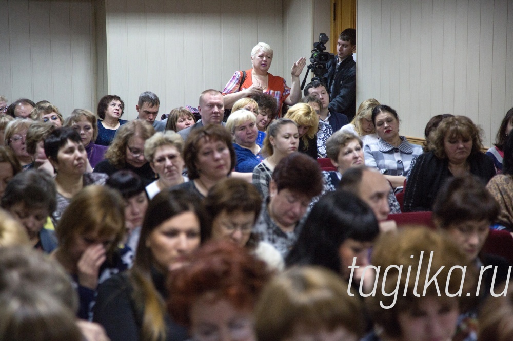 Встреча главы города Нижний Тагил Сергея Носова с профсоюзом Уралвагонзавода.

Жители Дзержинского района обратились к главе города с просьбой отремонтировать дорогу по улице Чайковского. Как выяснилось, она уже включена в план ремонта дорог. Но на данный момент область не намерена выделять средства. С такой же ситуацией Нижний Тагил столкнулся в начале прошлого года. Тем не менее, тогда деньги в городскую казну все же поступили: 200 млн. рублей, 70 из которых ушли на сооружение моста-дублера на улице Красноармейской. Город будет добиваться того, чтобы денежные ресурсы были выделены и в этом году. Дорожные службы готовы немедленно приступить к работам.

Текст Анастасии Васильевой.
